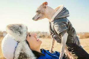 mujer con su perro en el invierno foto