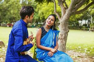 indio Pareja vestido en tradicional ropa a el parque foto