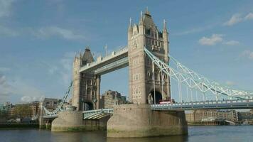 Turm Brücke und Themse Fluss vereinigt Königreich statisch Kamera Filmaufnahme. Vereinigtes Königreich ikonisch Turm Brücke Sommer- Abend. Stativ Schuss von London Wahrzeichen Tower Bridge England welche schön und voll von historisch video