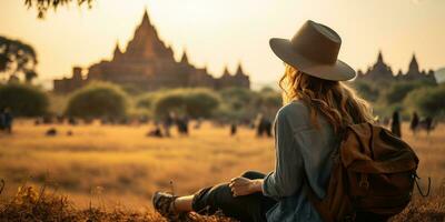 joven viajero disfrutando un mirando a puesta de sol en bagan foto