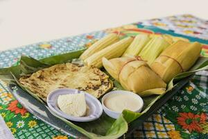 nicaragüense alimento, Cuajada con tortilla servido en el mesa, nicaragüense paladar foto