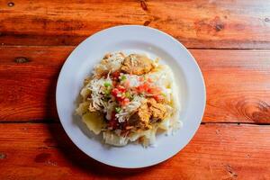 parte superior ver de tradicional chancho plato con yuca nicaragüense Cerdo con yuca servido en de madera mesa foto