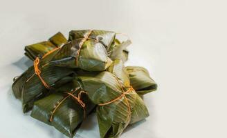 tradicional nacatamales en plátano hojas aislado, ver de hecho en casa nacatamales con plátano hoja en blanco fondo, tradicional mexicano nacatamales comida en aislado antecedentes foto