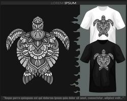 monocromo mar Tortuga mandala letras aislado en negro y blanco t camisa. vector