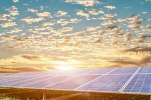 fotovoltaica módulos paneles a puesta de sol cielo antecedentes. solar células generando electricidad. futuro energía ambiental concepto. foto