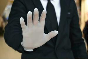 cerca arriba de empresario vistiendo blanco látex guantes. concepto para proteccion salud cuidado desde virus foto
