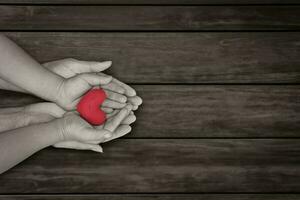 niño y adulto participación rojo corazón, San Valentín y madre día. foto