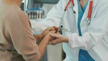 cerca arriba doctor, asiático médico hablar con antiguo hembra paciente acerca de enfermedad síntoma, médico utilizar estetoscopio escuchando pulmón de paciente, mayor salud cheque arriba, felicidad hospital video