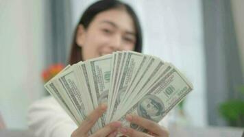 asiatique Jeune fille compte dollar factures. video