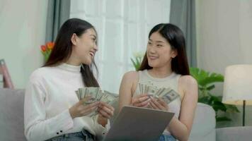 deux asiatique les filles compte argent dollars à maison. en ligne affaires Succès cons. video