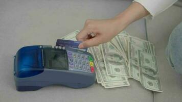 fechar acima mão furto crédito cartão pagar compras. dinheiro dólares fundo. video
