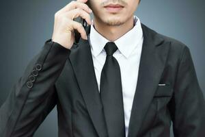 primer plano de un hombre de negocios haciendo una llamada telefónica con un teléfono inteligente. foto