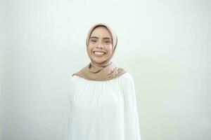 risa joven asiático musulmán mujer en vistiendo casual ropa en blanco antecedentes foto
