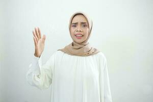 retrato de enojado joven asiático musulmán mujer aislado blanco antecedentes foto