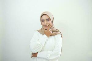 sonriente joven asiático musulmán mujer siente confidente y alegre aislado terminado blanco antecedentes foto