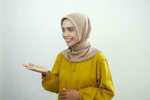 sonriente joven asiático musulmán mujer gesticulando eid Mubarak saludo aislado terminado blanco antecedentes foto