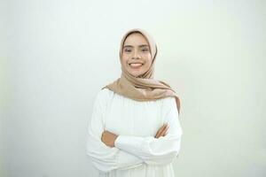 sonriente joven asiático musulmán mujer siente confidente y alegre aislado terminado blanco antecedentes foto
