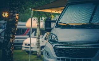 camper con toldo estacionado a rv terreno de camping foto