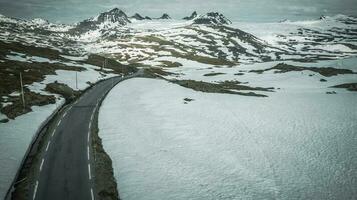 noruego vestland condado temprano verano escénico la carretera foto