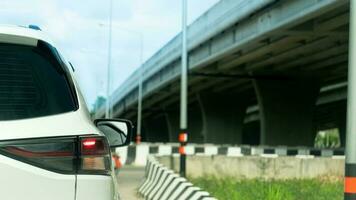 posterior lado de carros blanco color en el la carretera Bóveda hacia el objetivo de el viaje. durante el tiempo de día prisa tráfico. allí es un nivel puente en el lado. foto