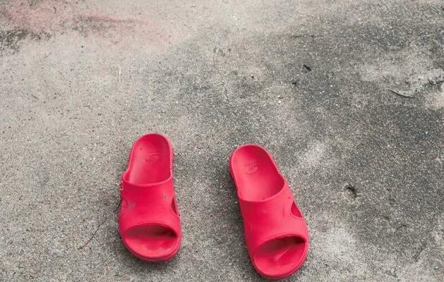 Slippers for deals concrete floors
