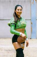 retrato de mexicano mujer americano fútbol americano jugador vistiendo uniforme con velociraptor piel patrones foto