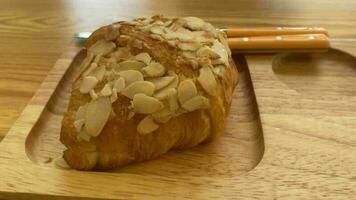 delicioso francês croissant, dourado e escamoso pastelaria, perfeito para café da manhã às a cafeteria video