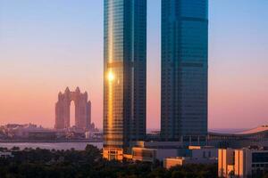 eau, unido árabe emiratos, abu dhabi céntrico panorama y financiero centrar horizonte foto