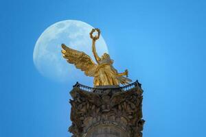 mexico ciudad turista atracción ángel de independencia columna cerca financiero centrar y el zócalo foto