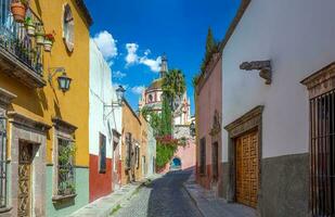 méxico, coloridos edificios y calles de san miguel de allende en el centro histórico de la ciudad foto