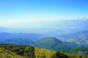 fondo blanco claro degradado de nubes de cielo azul de verano. belleza claro nublado in sol tranquilo brillante invierno aire bacground. sombrío paisaje cian vívido en el medio ambiente día horizonte vista del horizonte viento de primavera foto