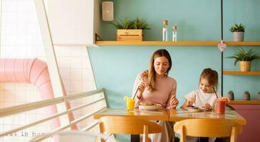 madre y hija teniendo un desayuno con Fresco exprimido jugos en el café foto