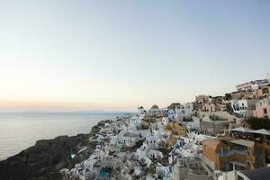 oia pueblo en santorini isla en Grecia a puesta de sol foto