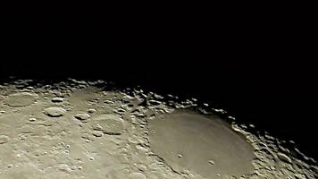 cheio lua crateras com mega tele ampliação telescópio video