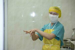 bielorrusia, el ciudad de gomil, mayo 31, 2021. ciudad hospital. enfermero Partera trata manos antes de trabajar. foto