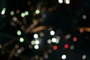 sobre un fondo negro bokeh de explosiones de coloridos fuegos artificiales. foto