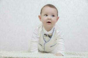 un sonrisa en un niño rostro. retrato de un seis mes antiguo chico en elegante ropa. Generacion alfa. el concepto de maternidad y paternidad. foto