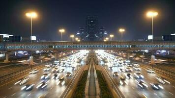 macchine guida su urbano città strada nel corsa ora traffico nel moderno metropoli video