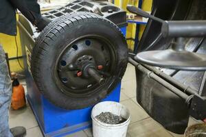 coche rueda reparar en un neumático taller. foto