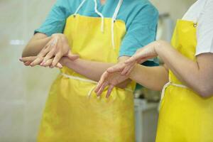 doctores tratar manos antes de cirugía.wipe tu manos con un desinfectante foto