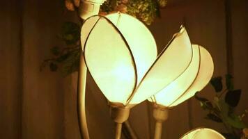 fermer coup de une décoratif lampe en forme de comme une lotus fleur sur une mariage journée. video