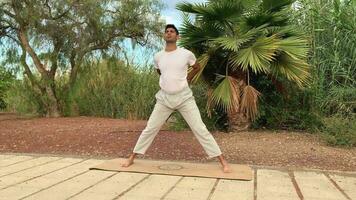 ndian homme pratiquant yoga. aptitude session sur tapis dans parc. Extérieur se détendre pour mieux santé. des exercices pour souplesse dans le Matin dans été temps sur canari îles. video