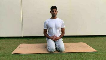 Indien homme pratiquant respiration techniques. méditation session sur yoga tapis dans parc. Extérieur se détendre pour mieux santé. concentration des exercices dans le Matin dans été temps sur canari îles. video