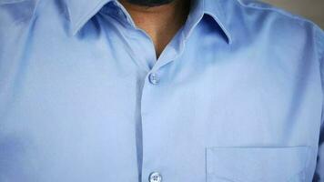 une proche en haut de une homme portant une bleu chemise video