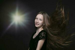 retrato de un hermosa Adolescente niña con revoloteando hebras de cabello. foto