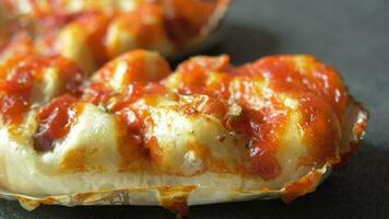 een dichtbij omhoog van een pizza met tomaat saus video