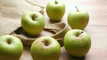 een groep van groen appels Aan een houten tafel video