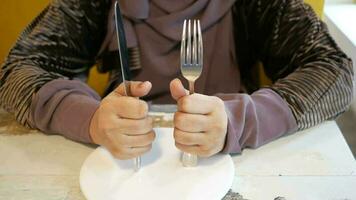 mujer mano participación cuchillería con vacío plato esperando para comida video