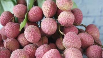 stänga upp av litchi på en trä- bakgrund video