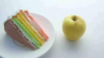 pastel de color arco iris en un recipiente de plástico en la mesa video